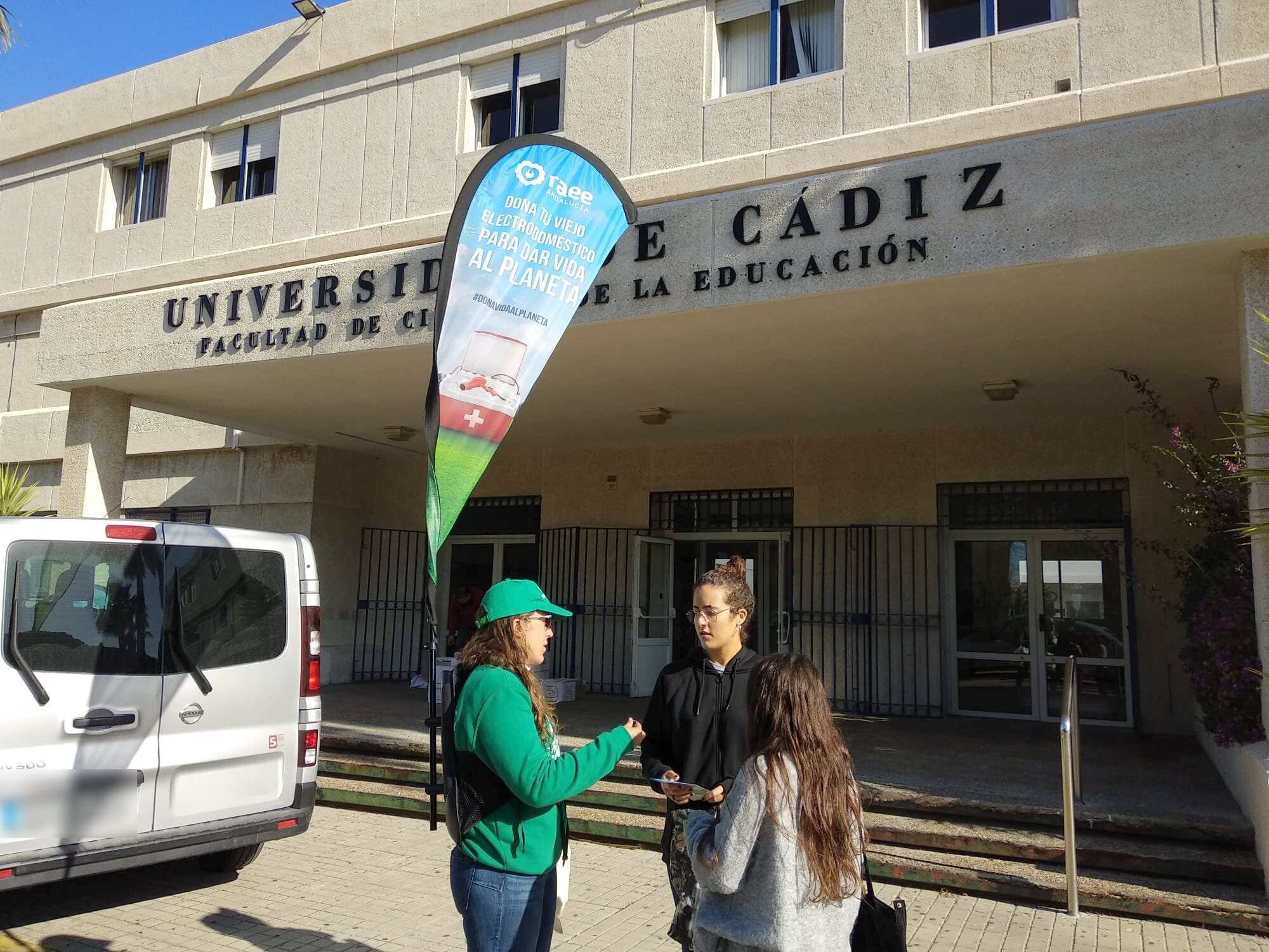 La Campaña ‘Dona Vida al Planeta’ llega a la Universidad de Cádiz con el objetivo de concienciar sobre el reciclaje de residuos de aparatos eléctricos y electrónicos (RAEE)