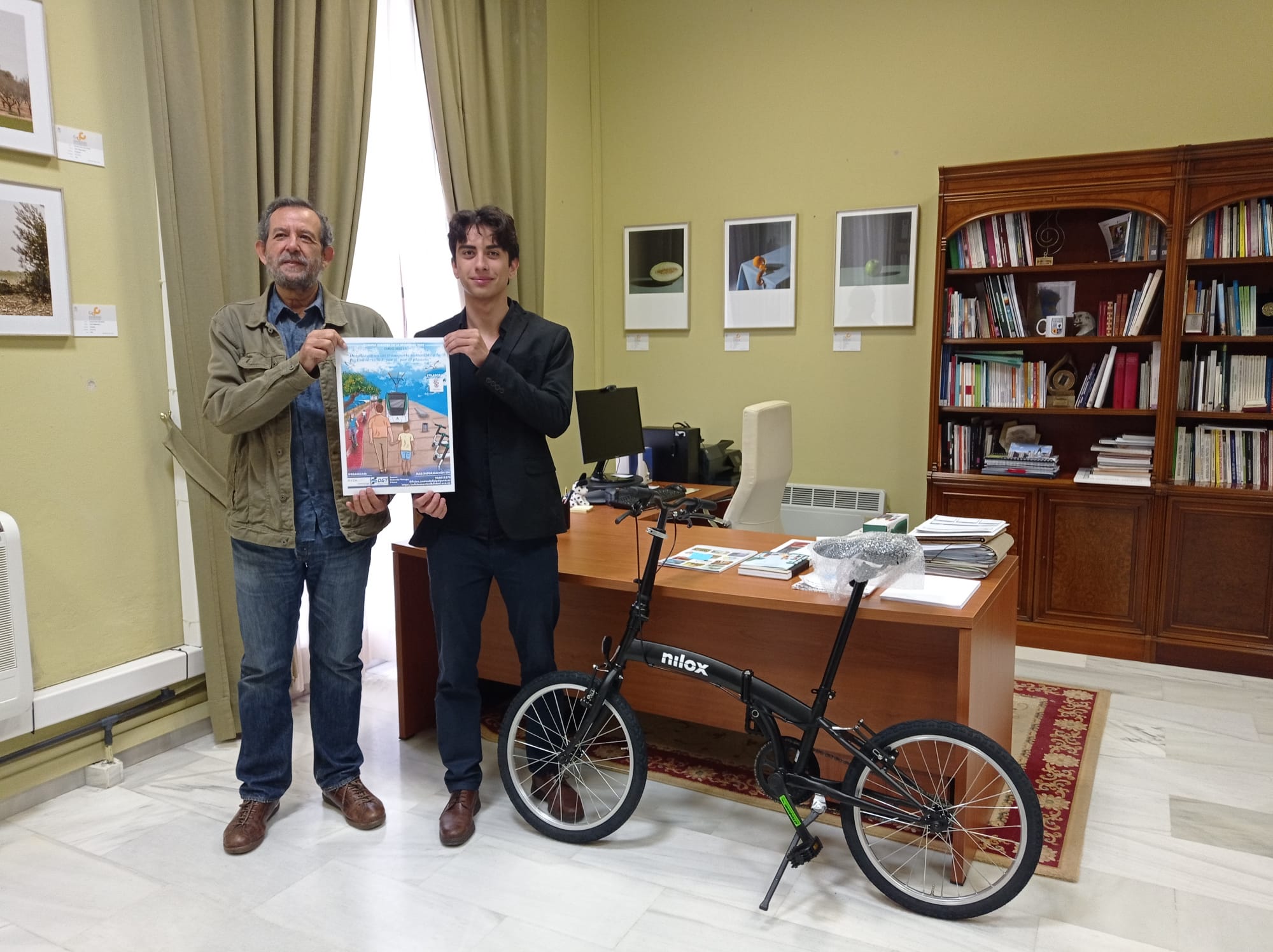 Entrega del premio del 1er Concurso de carteles sobre Movilidad Sostenible en la Universidad de Cádiz