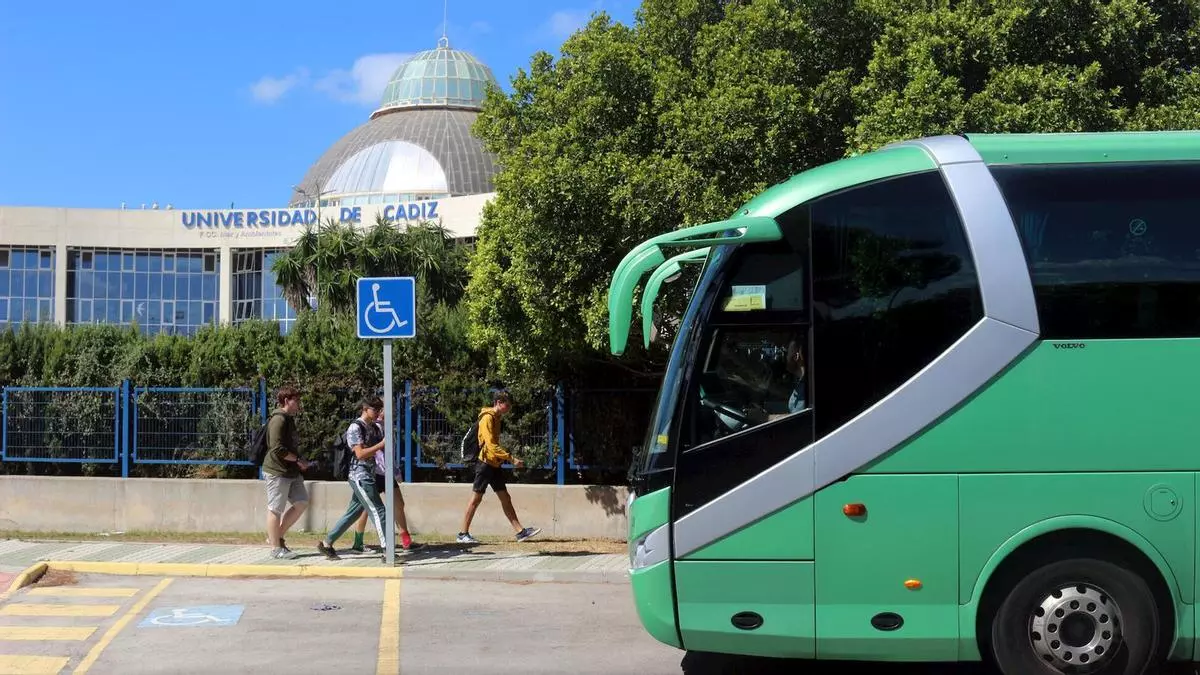 Comienza la nueva operativa de autobuses para conectar los campus de la Universidad de Cádiz