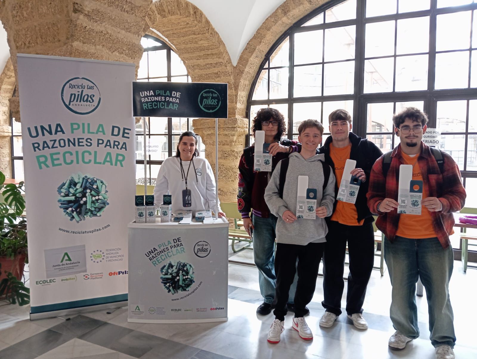 La campaña “Una Pila de Razones” moviliza al Campus de Cádiz en favor del reciclaje responsable de pilas y acumuladores