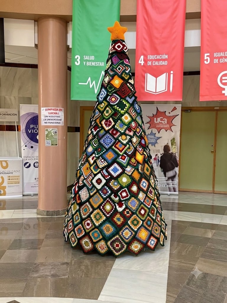 La UCA teje solidaridad: el árbol de Navidad sostenible se transforma en abrigo para personas sin hogar