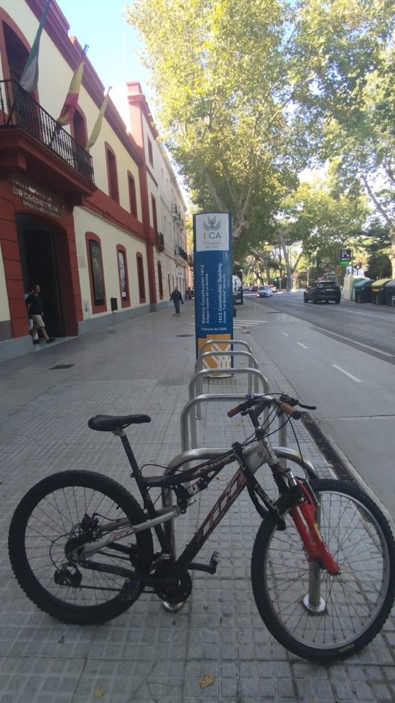 María de Cea López, ganadora del sorteo de las encuestas de movilidad de la UCA: hacia campus más sostenibles y de menores emisiones